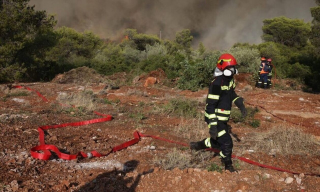 Ρόδος: Ανεξέλεγκτα τα τρία μέτωπα - Επιτάσσουν μηχανήματα και υδροφόρες