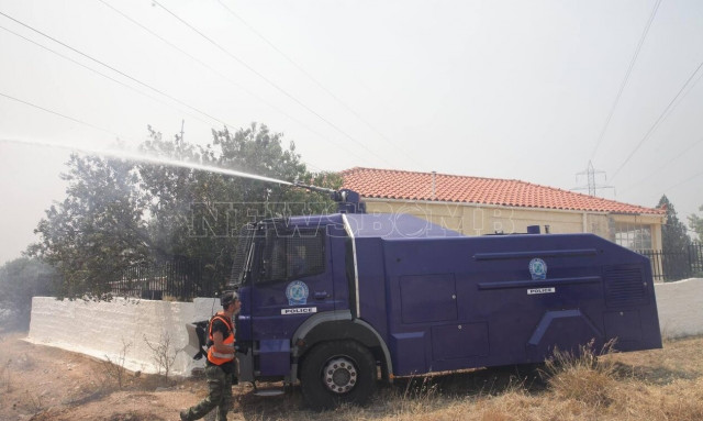 Φωτορεπορτάζ Newsbomb.gr: Στη μάχη της Νέας Περάμου Πυροσβεστική, Αστυνομία και Ένοπλες Δυνάμεις