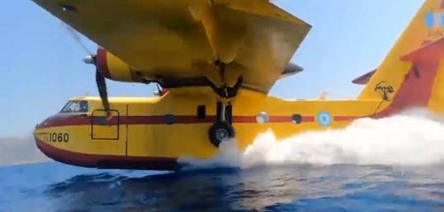 Φωτιές:  Στην πρώτη γραμμή και τα εναέρια πυροσβεστικά των Ενόπλων Δυνάμεων - Το μήνυμα Δένδια