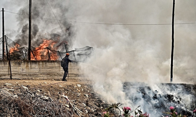 Φωτιά στο Λουτράκι: «Μάχη» να μην φθάσει την Εθνική Οδό στο ύψος της Motor Oil