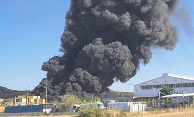 Φωτιά στην Κύπρο: Καίγεται εργοστάσιο στο Γέρι