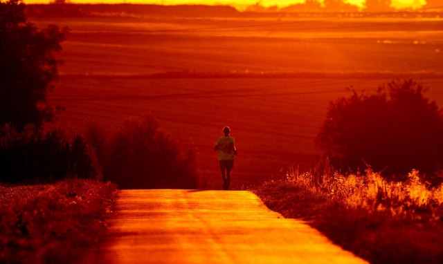 Γερμανία: Με σιέστα και κρύα ποδόλουτρα καλούνται να «ξορκίσουν» τον καύσωνα οι πολίτες
