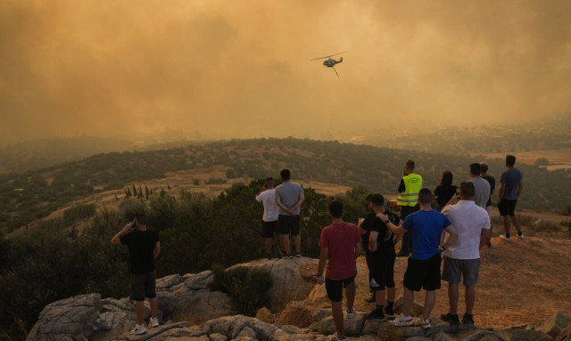 Πυρκαγιές στην Ελλάδα: Το γύρο του κόσμου κάνουν οι εικόνες της καταστροφής