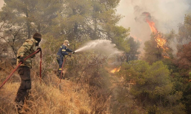 Strong firefighting forces still battling the wildfires in West Attica, Loutraki and Rhodes