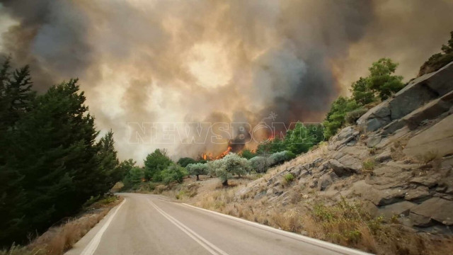 Φωτιά στη Ρόδο: Καίει σε 4 μέτωπα, εκκενώθηκε ο αρχαιολογικός χώρος της Κάμειρου και τρία χωριά