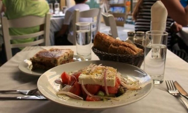 Τουρίστες περιγράφουν τη χειρότερη εμπειρία τους σε καλοκαιρινές ταβέρνες