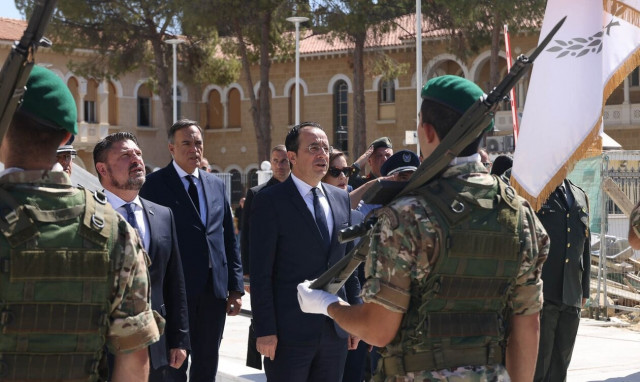 Kύπρος και Ελλάδα έκλιναν ευλαβικά το γόνυ στους πεσόντες της εισβολής (vid)