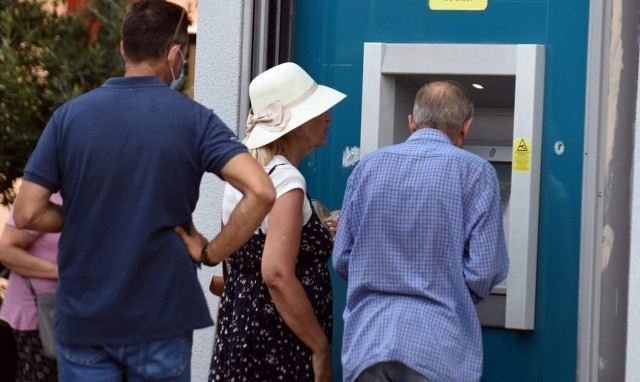 Μηδενική παρακράτηση στο εισόδημα των εργαζόμενων συνταξιούχων έως 5.000 ευρώ