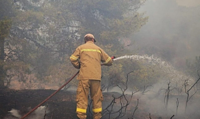 Ρόδος: Μαίνεται η φωτιά στο νησί