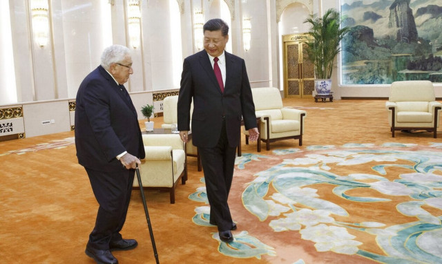 Iστορική συνάντηση Σι Τζινπίνγκ με τον Χένρι Κίσινγκερ