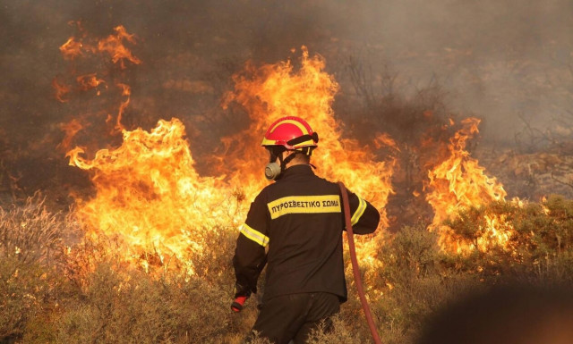 Φωτιά στη Μάνδρα: Έκλεισε η παλιά εθνική οδός Αθηνών - Θηβών λόγω της αναζωπύρωσης