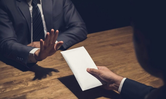 Στο στόχαστρο των αδιάφθορων της ΑΑΔΕ επίορκοι εφοριακοί και τελωνειακοί