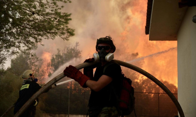 Φωτιά στη Μάνδρα: Νέο μήνυμα από το 112 - Εκκενώνεται και ο Άγιος Παντελεήμονας