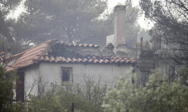 Φωτιά στη Μάνδρα: Εκκενώνεται και ο οικισμός  Άγιος Ιωάννης Κορακάς - Εστάλη μήνυμα από το 112