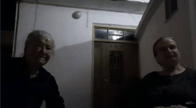 Δύο τρομερές γιαγιάδες από την Κρήτη συζητούν για τον καύσωνα!