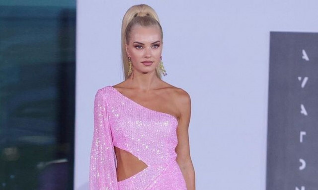 Τζούλια Νόβα: Ποζάρει με μπικίνι και δείχνει το σώμα της 1,5 χρόνο μετά τη γέννα