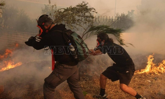 Φωτιές: Νέα αναζωπύρωση στη Μάνδρα - Μήνυμα από το 112 για εκκένωση 4 οικισμών