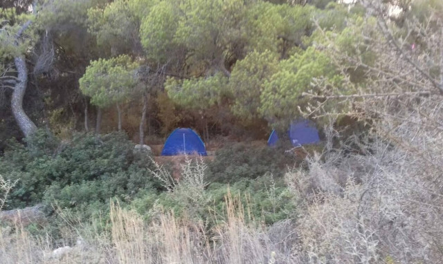 Έκαναν παράνομα κάμπινγκ στο Αγκίστρι μέσα σε δάσος - Τους «τσίμπησε» ειδικό κλιμάκιο