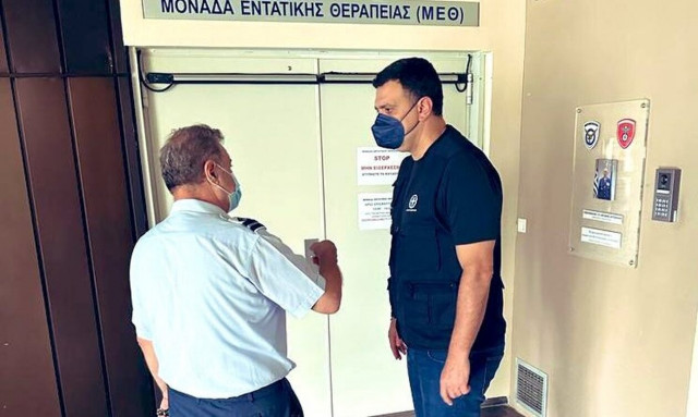 Βασίλης Κικίλιας: Η επίσκεψη στον πυροσβέστη που έπαθε έμφραγμα στις φωτιές και νοσηλεύεται