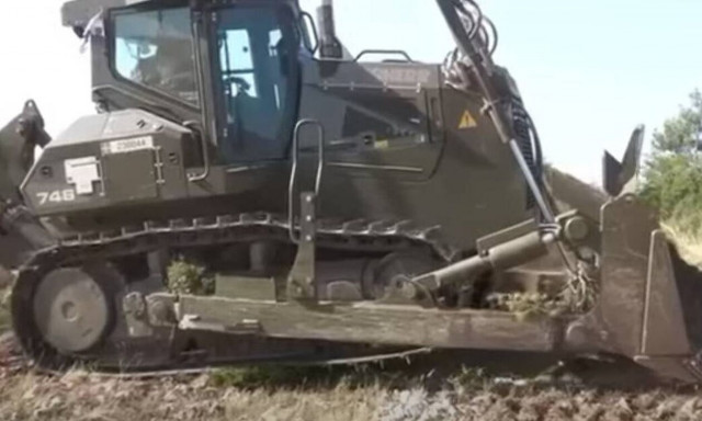 Στην πρώτη γραμμή τα μηχανήματα του Στρατού για τις πυρκαγιές