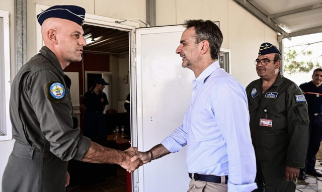 PM Mitsotakis visits special aerial operations base in Elefsina, commends firefighting efforts