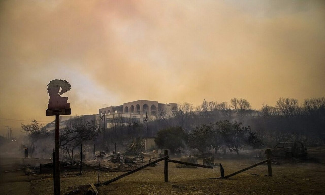 Φωτιά στη Ρόδο: Νέα μηνύματα από το 112 στους οικισμούς Γεννάδι και Κιοτάρι