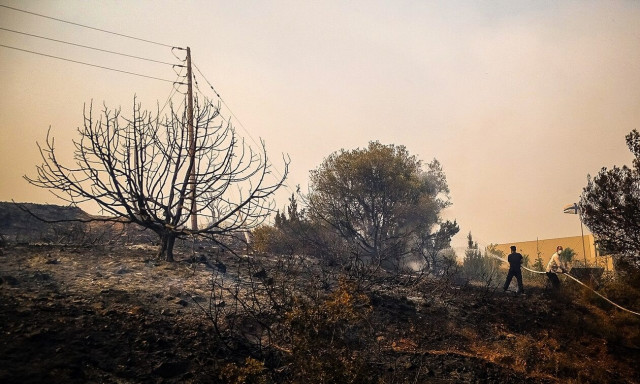 Φωτιά στη Ρόδο: Κυβερνητικό κλιμάκιο μεταβαίνει στο νησί