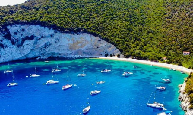 Άτοκος: Το άγνωστο νησί με τα κρυστάλλινα νερά