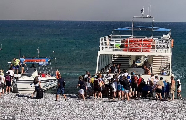 Ρόδος: Πρώτο θέμα σε όλα τα βρετανικά ΜΜΕ η φωτιά