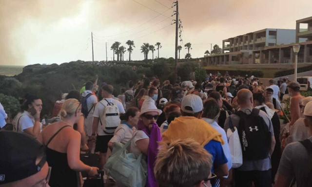 Φωτιά - Ρόδος: Τουλάχιστον 1.500 άτομα έχουν απομακρυνθεί με σκάφη του Λιμενικού