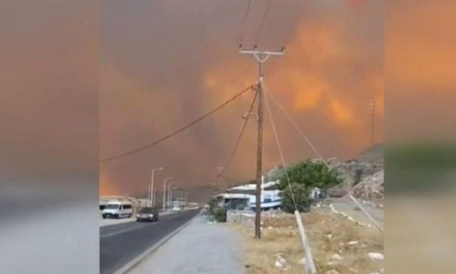 Φωτιά στη Ρόδο: 8 διακομιδές από το ΕΚΑΒ  - Σε εξέλιξη η επιχείρηση εκκένωσης