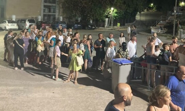 Φωτιά στη Ρόδο: Τρεις πολίτες στο νοσοκομείο με αναπνευστικά προβλήματα στο Γεννάδι