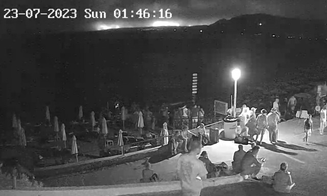 Φωτιές στη Ρόδο: Live streaming από τη Λίνδο - Κάτοικοι και τουρίστες εκκενώνουν την περιοχή