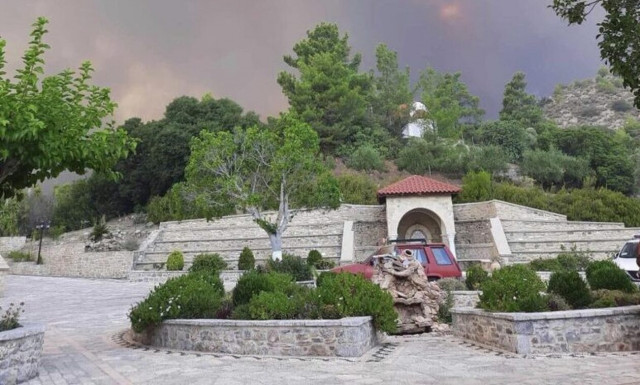 Φωτιά στη Ρόδο: Aπεγκλωβίστηκαν οι πυροσβέστες από τη Μονή Υψενής