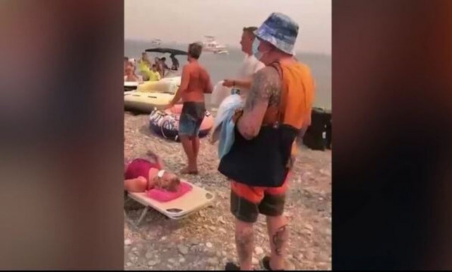 Βίντεο ντοκουμέντο από τη φωτιά στη Ρόδο: Γυναίκα δέχεται πρώτες βοήθειες σε ξαπλώστρα