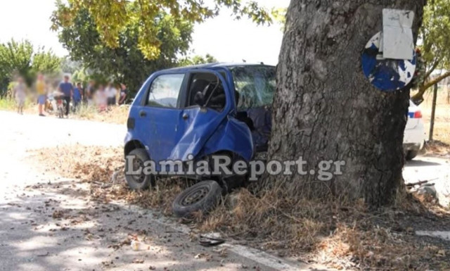 Τραγωδία στη Βοιωτία: 19χρονος «καρφώθηκε» σε δέντρο με το αυτοκίνητό του και σκοτώθηκε