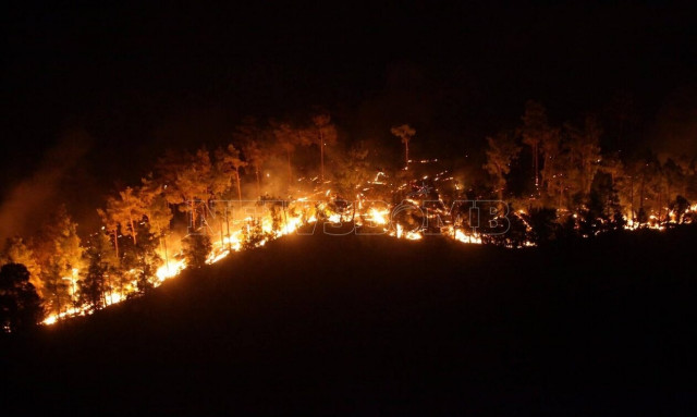 Ρόδος: Πύρινη «κόλαση» σε Ασκληπιείο και Λάερμα - Άλλη μια δύσκολη νύχτα στο νησί (vid - pics)