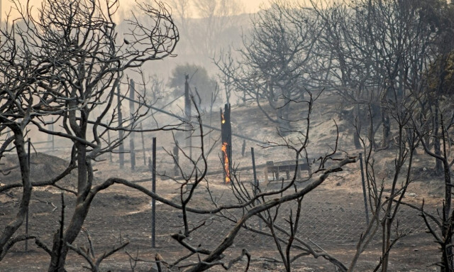 Φωτιά στη Ρόδο: «Υπήρχε πανικός και πολύ έντονο σπρώξιμο», αναφέρει Βρετανός τουρίστας