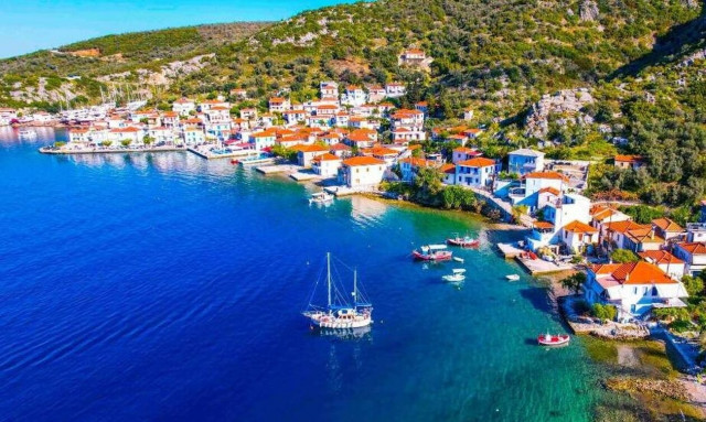 Αγία Κυριακή: Ένα παραθαλάσσιο χωριουδάκι σαν καρτ ποστάλ