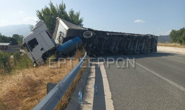 Σέρρες: Ανατροπή νταλίκας στην Εγνατία - Μετ'εμποδίων η κυκλοφορία