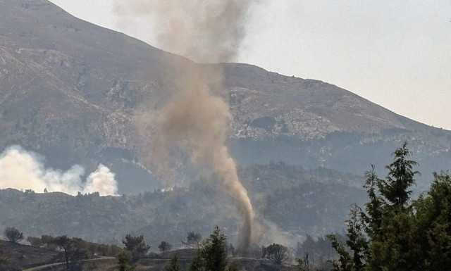Φωτιά στην Μάνδρα: Αναζωπύρωση στο Καραούλι - Διακοπή της κυκλοφορίας