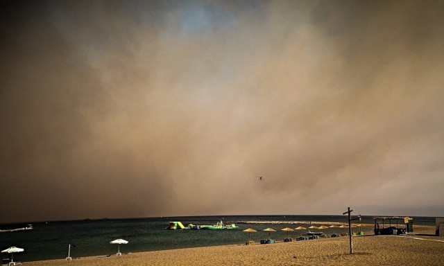 Αντιδήμαρχος Ρόδου: «Οι άνθρωποι κοιμούνται πάνω σε χαρτόκουτες» - Τι λέει για τη φωτιά