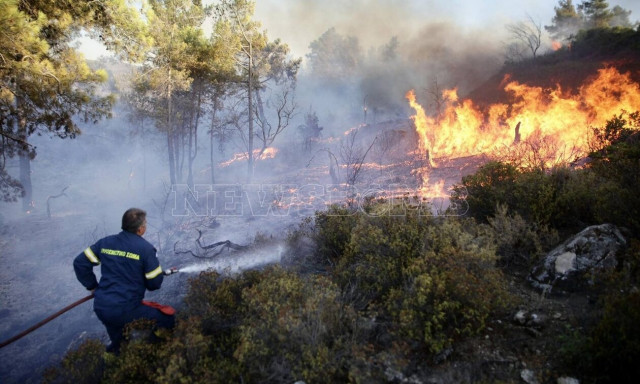 Φωτιά στη Ρόδο: Αναζωπύρωση τώρα στο Ασκληπιείο - Μεγάλη μάχη από την Πυροσβεστική (pics)