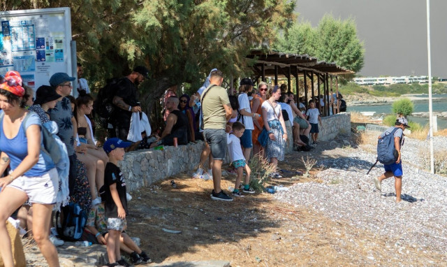 Φωτιά - Ρόδος: Κάτοικος φιλοξενεί στο σπίτι της εγκυμονούσες τουρίστριες