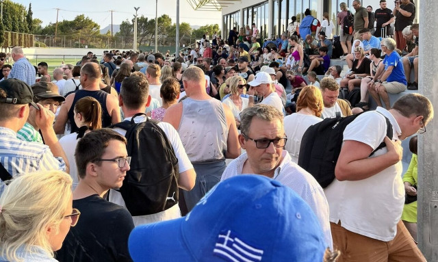 Φωτιά στη Ρόδο: «Γινόταν το απόλυτο χάος, ο κόσμος είχε πανικοβληθεί»