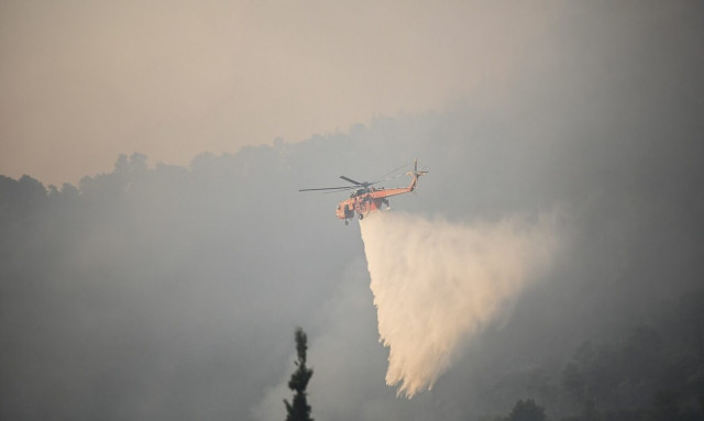 Φωτιά στο Αίγιο: Μαίνεται το πύρινο μέτωπο - Στη μάχη τα ενάερια μέσα