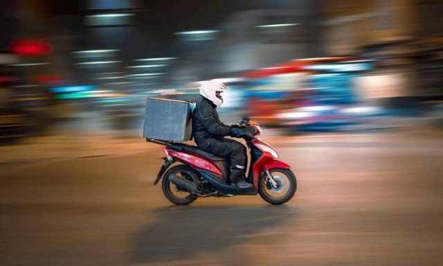 On line παραγγελίες έκανε το υπ. Εργασίας για να εντοπίσει ποιες εταιρίες delivery παραβίαζαν ωράρια