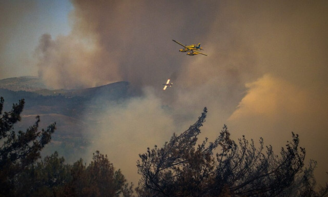 Φωτιά στην Κάρυστο: Μαίνεται το πύρινο μέτωπο – Πνέουν και πάλι ισχυροί άνεμοι
