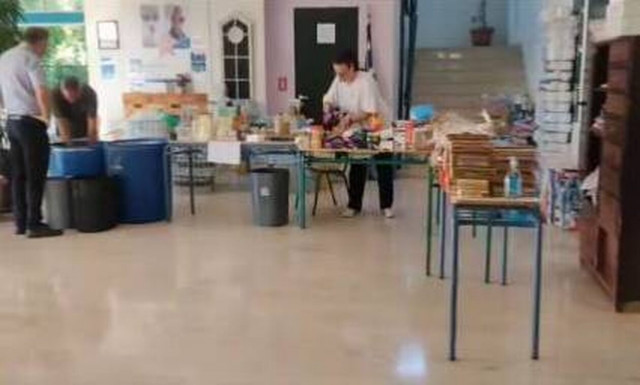 Φωτιά στη Ρόδο: Τουρίστες σιτίζονται σε σχολείο του νησιού - Συγκινούν τα πλάνα