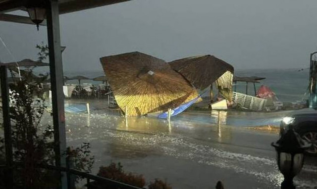 Μεγάλες ζημιές από το ξαφνικό μπουρίνι που έπληξε περιοχές της Καβάλας και των Σερρών